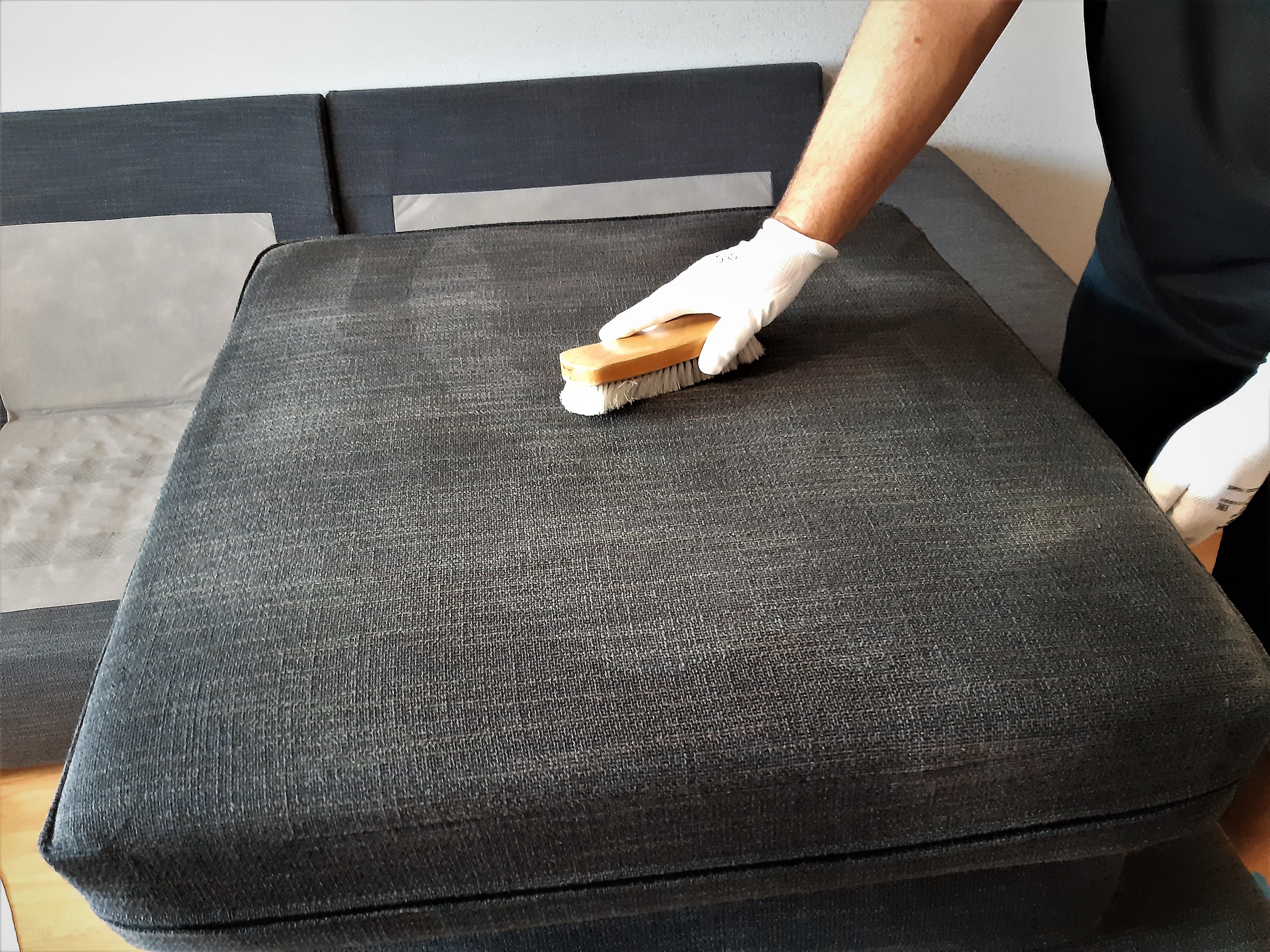 Tisztítószer eloszlatása kefével